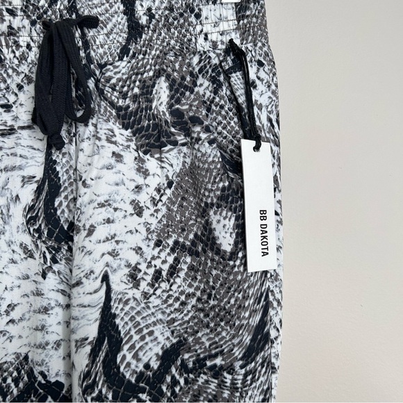 NEW! BB Dakota Casiana Pants Joggers French Terry B&W Snake Print Size 0 NWT - Picture 9 of 11
